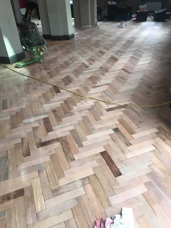 Houten Vloer Schuren Op Locatie in Oss